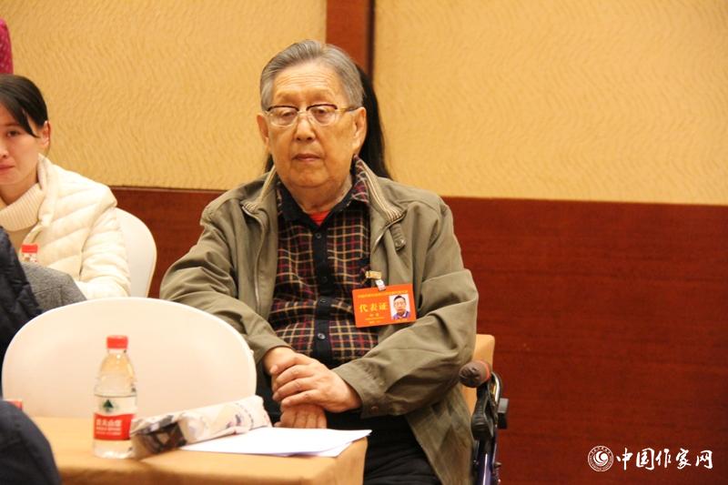 在中國(guó)作家協(xié)會(huì)第九次全國(guó)代表大會(huì)第三次全體會(huì)議上，代表柳萌認(rèn)真聆聽(tīng)。