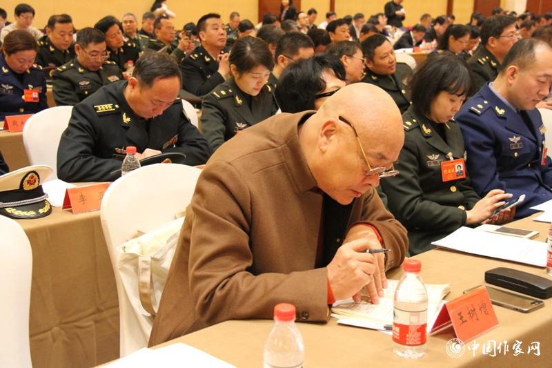 在中國(guó)作家協(xié)會(huì)第九次全國(guó)代表大會(huì)第三次全體會(huì)議上，代表王樹增認(rèn)真作筆記。