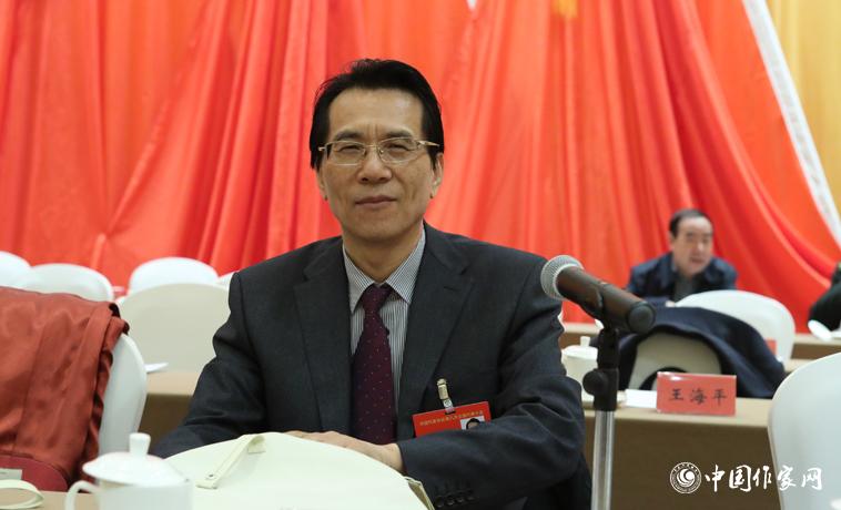 何建明主持中國(guó)作家協(xié)會(huì)第九次全國(guó)代表大會(huì)第三次全體會(huì)議。