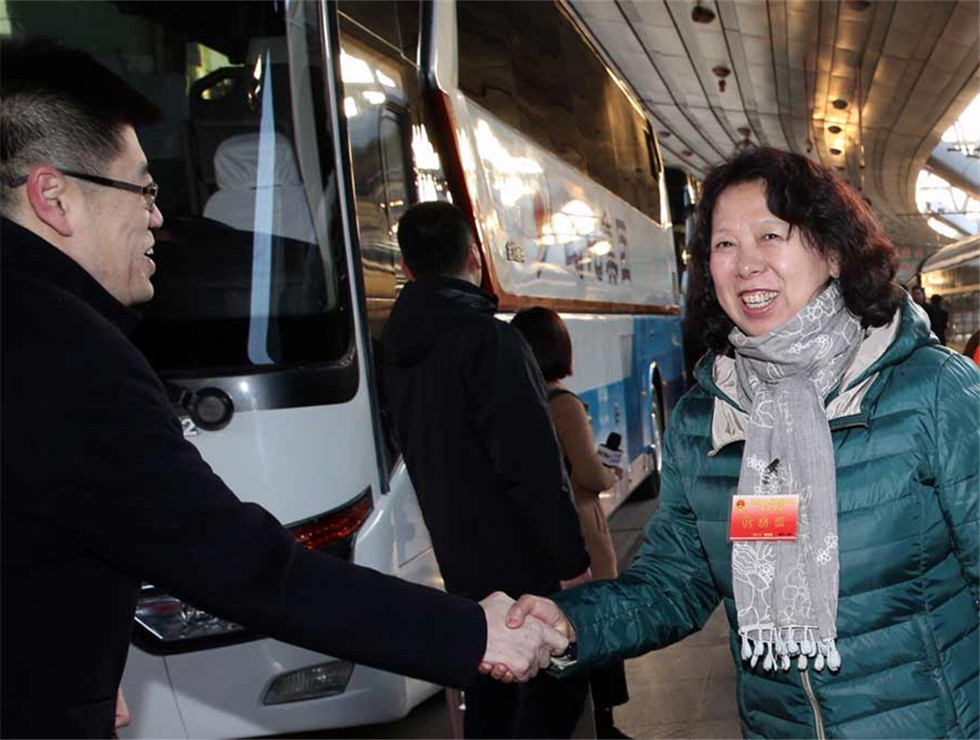 3月2日，出席十二屆全國人大五次會議的黑龍江代表團乘坐火車抵達北京站。