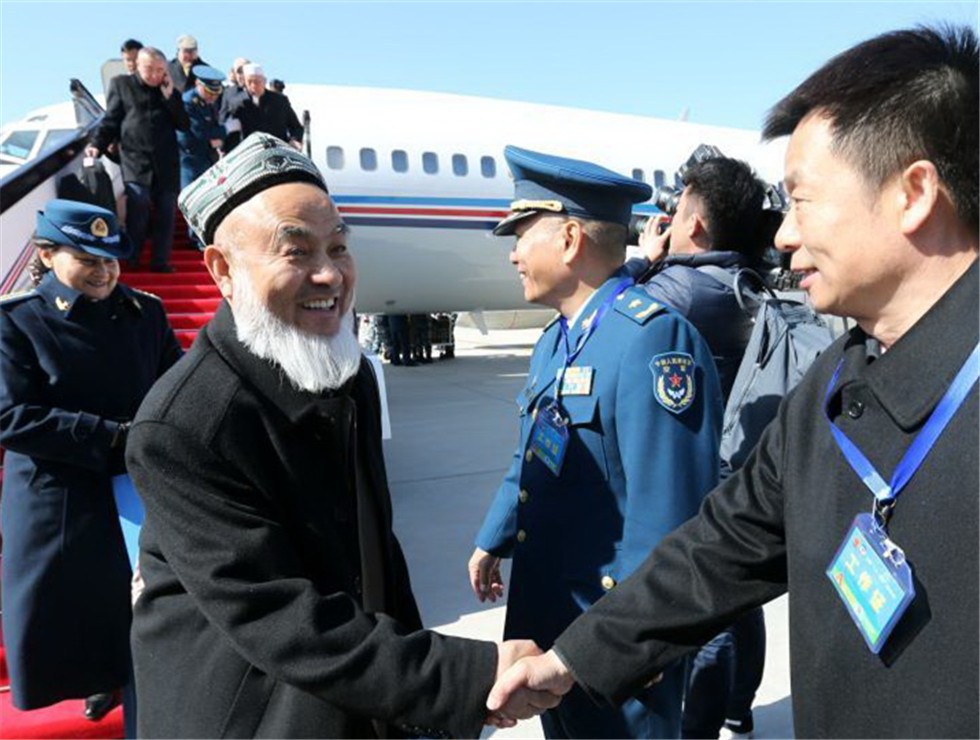 3月1日，來自新疆的全國政協(xié)委員抵達北京，出席全國政協(xié)十二屆五次會議。
