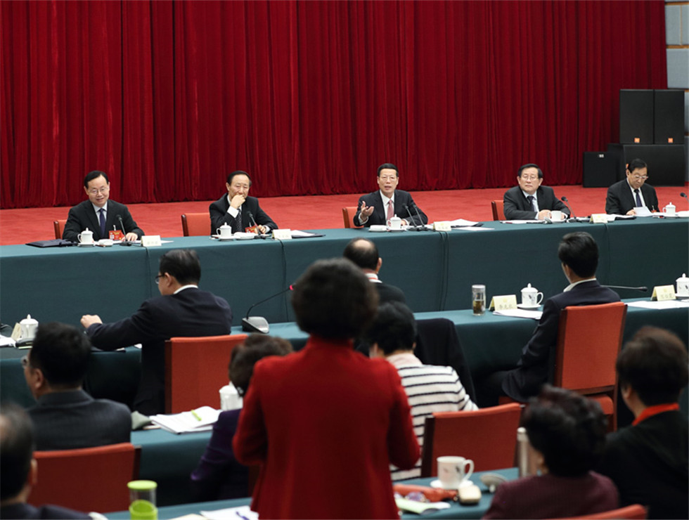 張高麗看望致公、僑聯(lián)、對外友好界委員并參加討論