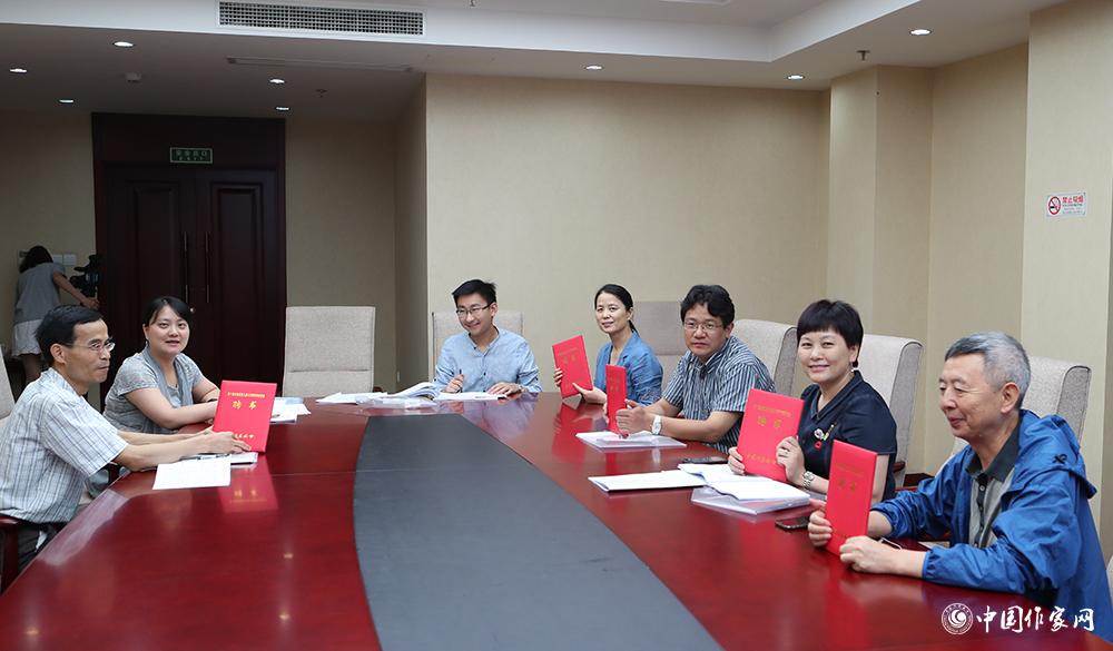 7月24日，全體會議結(jié)束后，綜合二組召開小組會議