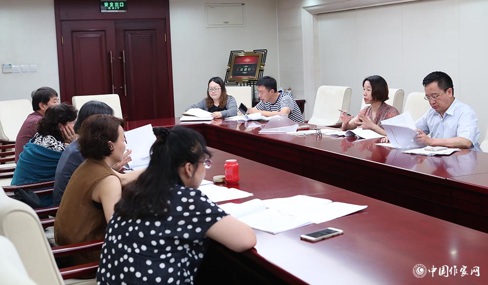 7月24日，全體會議結(jié)束后，綜合一組召開小組會議