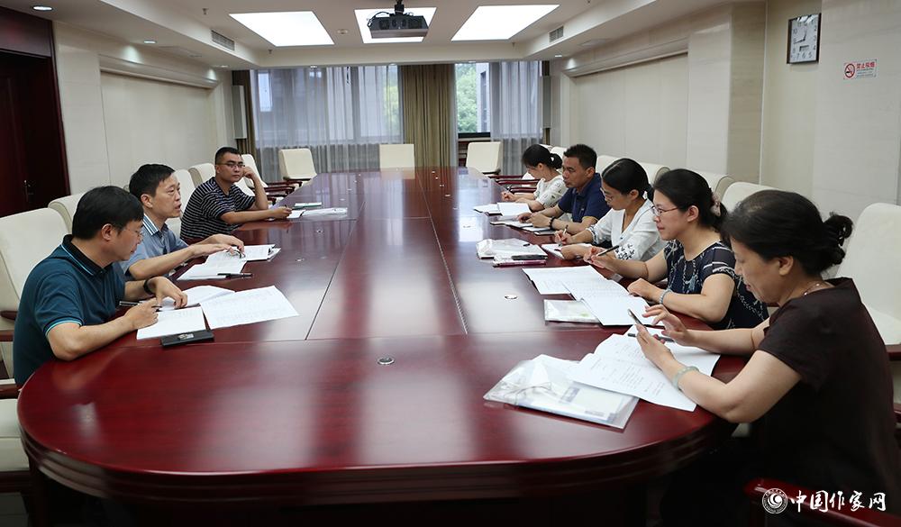 7月24日，全體會議結(jié)束后，小說二組召開小組會議