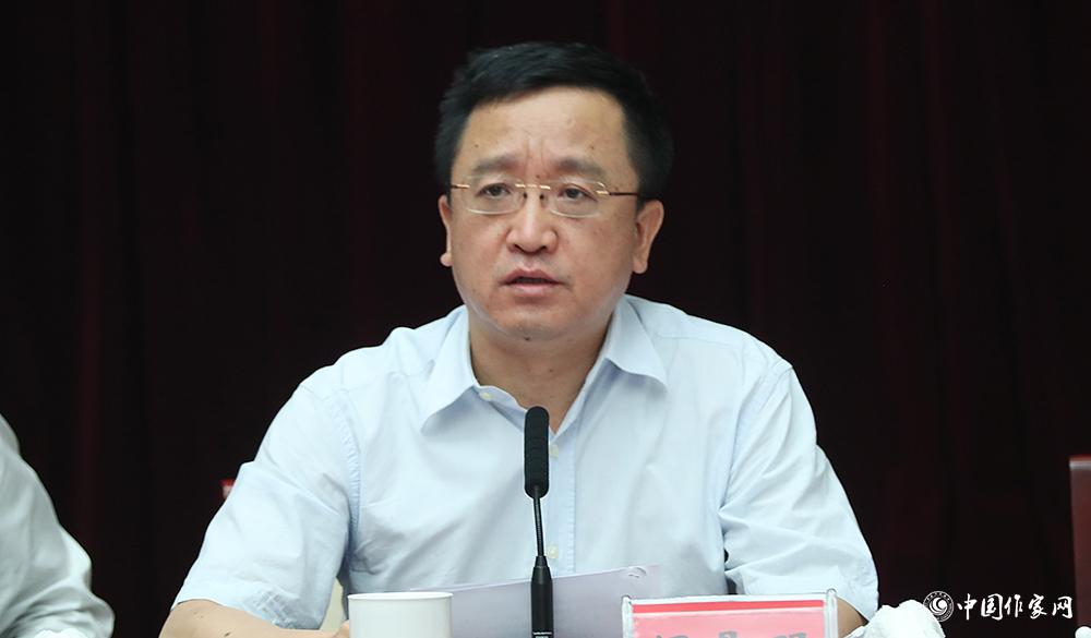 7月24日，第十屆全國優(yōu)秀兒童文學(xué)獎評獎委員會第一次全體會議由閻晶明主持