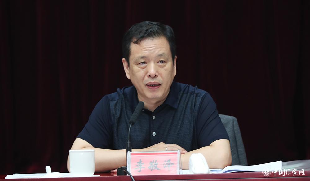 7月24日，李敬澤在第一次全體會議上就評獎條例、評獎細則作說明