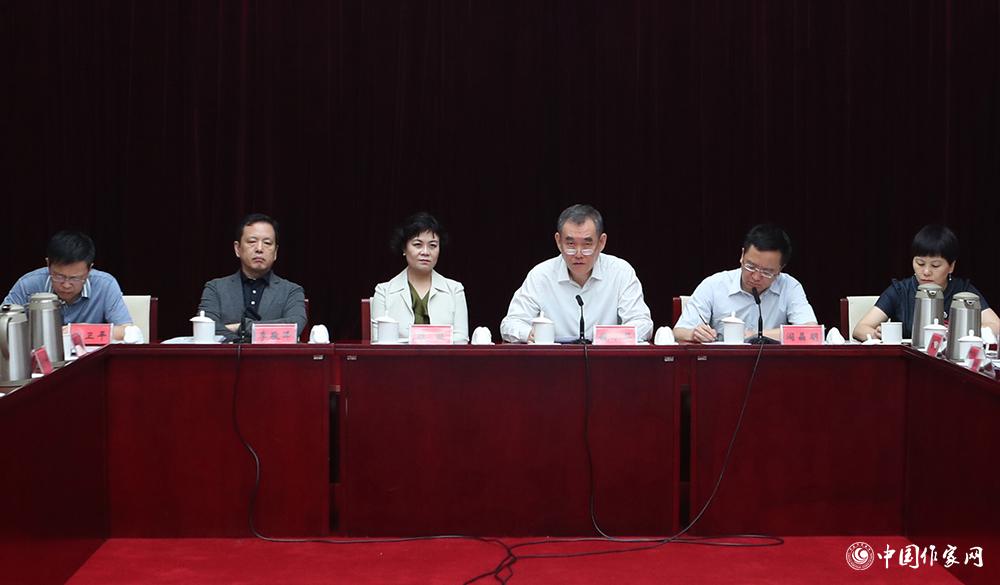 中國作協(xié)主席、第十屆兒獎評委會名譽主任鐵凝（左三）出席會議