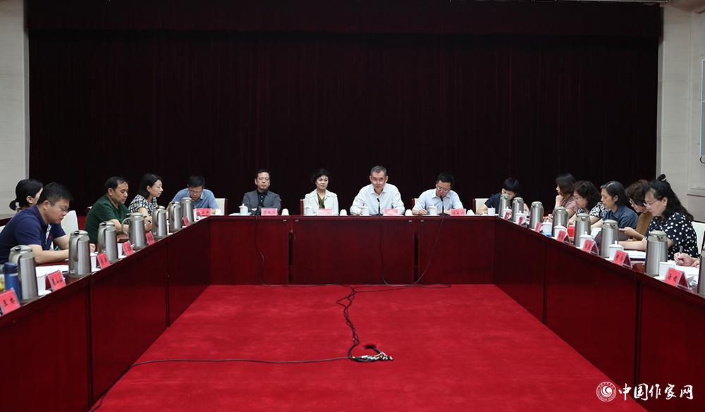 7月24日，第十屆全國優(yōu)秀兒童文學(xué)獎評獎委員會第一次全體會議在京舉行
