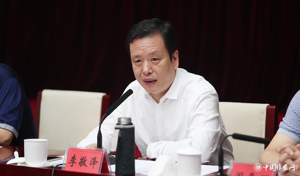 8月4日，李敬澤主持第十屆兒獎評委會第六次全體會議
