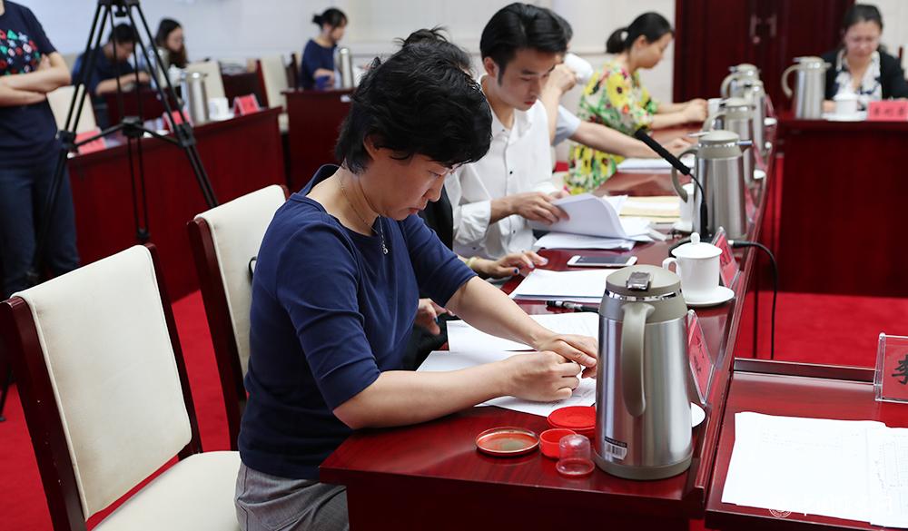 8月4日，紀律監(jiān)察組人員對選票結(jié)果蓋章封存
