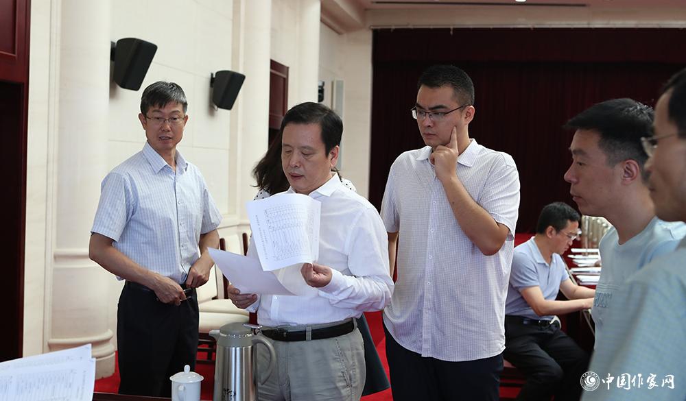 8月4日，李敬澤查看選票統(tǒng)計情況