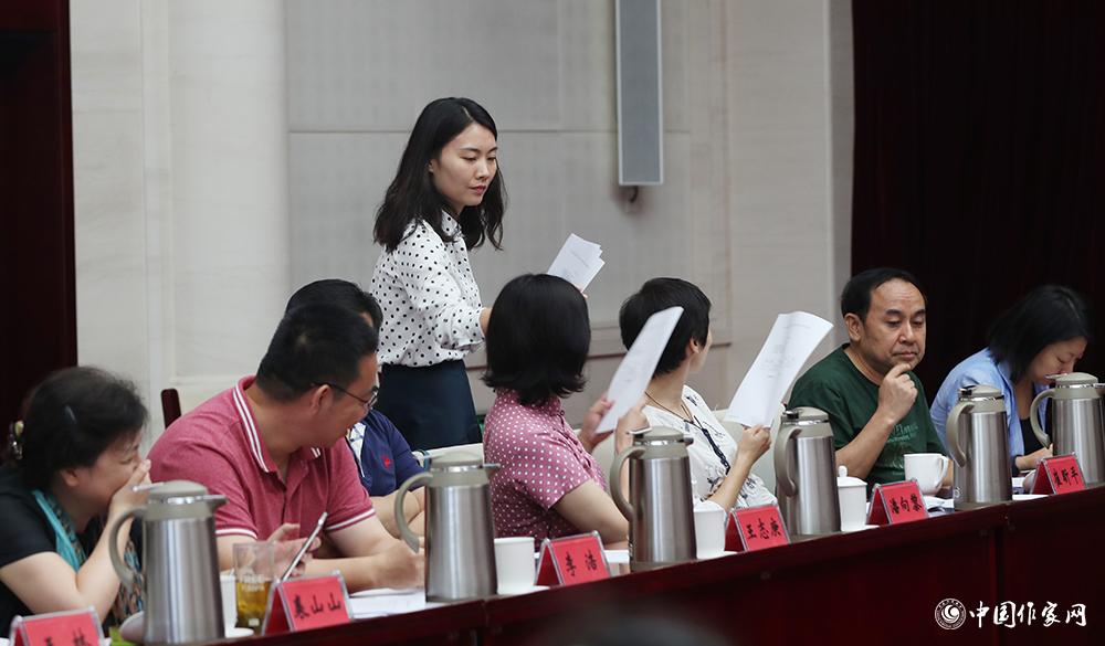 8月4日，第十屆兒獎評委會第六次全體會議上，聯(lián)絡(luò)員收回選票