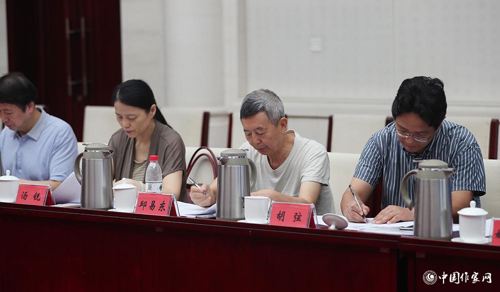 8月4日，第十屆兒獎評委會第六次全體會議上，評委填寫選票