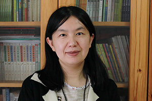 童話：獲獎作品《小女孩的名字》作者：呂麗娜         獲獎感言　　在這本書里，我讓我的小女孩安居在童話世界里。這是個比現(xiàn)實世界更大更神奇更遼闊的世界。我曾在一篇文章里這樣寫過：當一個小女孩走在路上，她總是一只腳踏在現(xiàn)實世界，一只腳踏在童話世界里。因為小女孩就是這樣的，心里總是有那么多那么多的幻想，和那么多那么多的詩意，所以小女孩最適合住在童話故事里。