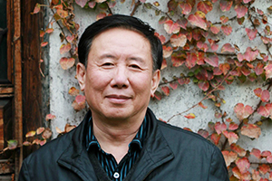小說：獲獎作品《吉祥時光》作者：張之路         獲獎感言　　從長篇小說《第三軍團》開始到今天的《吉祥時光》，我曾幾次獲得這個珍貴的獎項。幾十年來，這個獎始終伴隨著我、鼓舞著我，我珍視她，以她為榮。她激勵著我，讓我寫出更多更好的兒童文學(xué)作品。童年是一個人最為寶貴的時光。我寫過各種類型的兒童文學(xué)，但是書寫自己的童年卻是我多年的愿望。