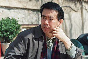 小說：獲獎作品《尋找魚王》作者：張煒         獲獎感言　　我的《尋找魚王》不過是連綴了幾個真實的故事，因為在復(fù)雜驚心的現(xiàn)實面前，杜撰往往顯得虛弱和蒼白。其中的一個魚王今天仍然生活在沭河岸邊，另一個早就遁入深山，只把令人慨嘆的傳奇留下。我曾經(jīng)去探尋他們的蹤跡，鉆進過大山深處曲折神秘的居所，那是悍勇倔強的老人們待過的地方……