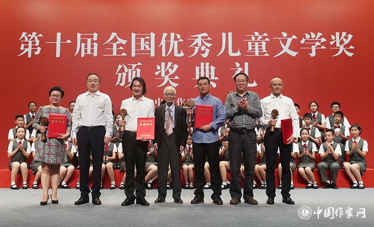 高洪波、孟祥林、樊發(fā)稼為散文、報告文學(xué)、科幻文學(xué)獲獎?wù)哳C獎