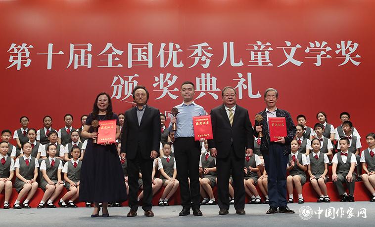 吉狄馬加、王泉根為詩歌、幼兒文學(xué)獲獎?wù)哳C獎