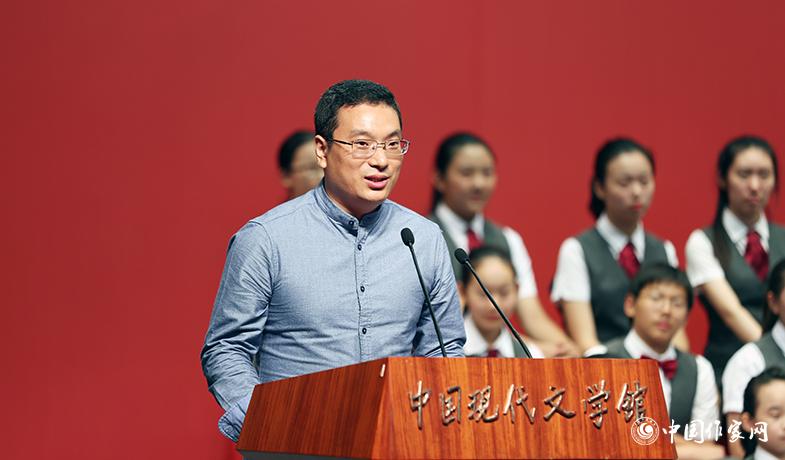 王林柏代表散文、報告文學(xué)、科幻文學(xué)獲獎?wù)甙l(fā)表獲獎感言
