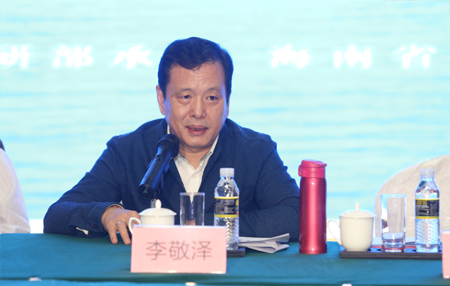 中國(guó)作協(xié)黨組成員、副主席李敬澤主持開(kāi)幕式