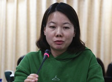 岳雯：“為己”的寫作與限度意識(shí)“剜爛蘋果?銳批評(píng)文叢”建立在“破”的基礎(chǔ)上，“把爛的剜掉，把好的留下來(lái)吃”。[詳細(xì)]