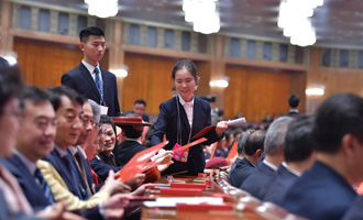 全國(guó)政協(xié)第四次全體會(huì)，工作人員發(fā)放選票