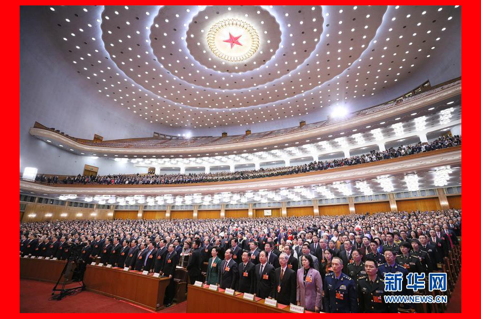 3月20日，第十三屆全國(guó)人民代表大會(huì)第一次會(huì)議舉行閉幕會(huì)。這是代表在唱國(guó)歌。