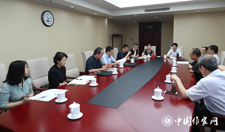 7月28日，全體會(huì)后散文雜文獎(jiǎng)評(píng)獎(jiǎng)委員會(huì)召開會(huì)議