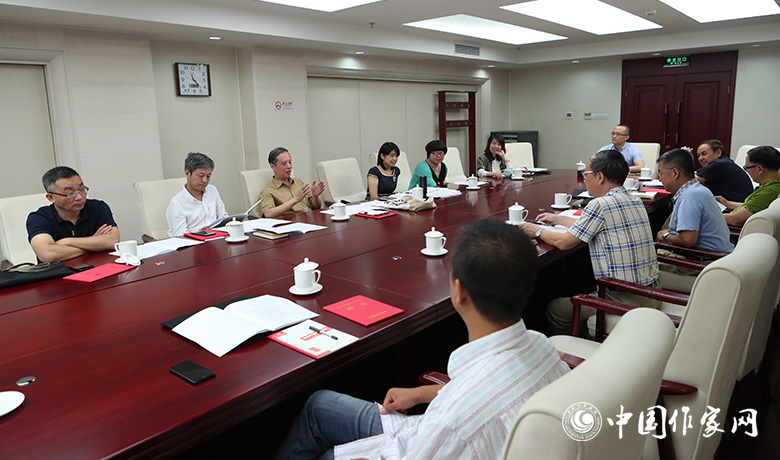 7月28日，全體會(huì)后短篇小說獎(jiǎng)評(píng)獎(jiǎng)委員會(huì)召開會(huì)議