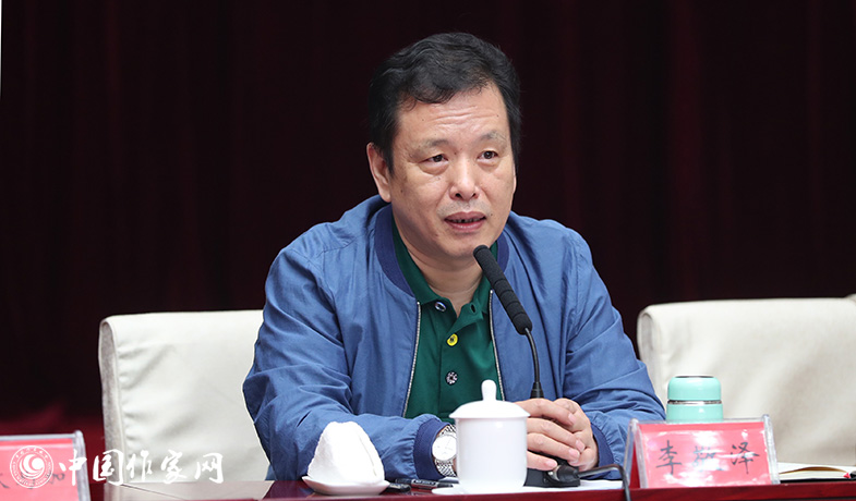 7月28日，李敬澤在全體會(huì)上就《魯迅文學(xué)獎(jiǎng)評(píng)獎(jiǎng)條例》和《評(píng)獎(jiǎng)細(xì)則》做講解說明