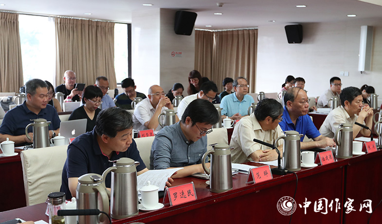 7月28日，第七屆魯迅文學(xué)獎(jiǎng)各評(píng)委會(huì)全體會(huì)現(xiàn)場(chǎng)