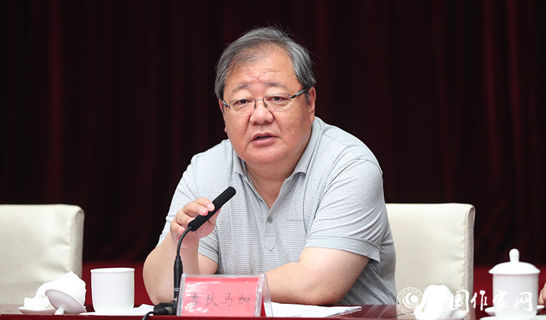 7月28日，吉狄馬加主持第七屆魯迅文學(xué)獎(jiǎng)各評(píng)委會(huì)全體會(huì)