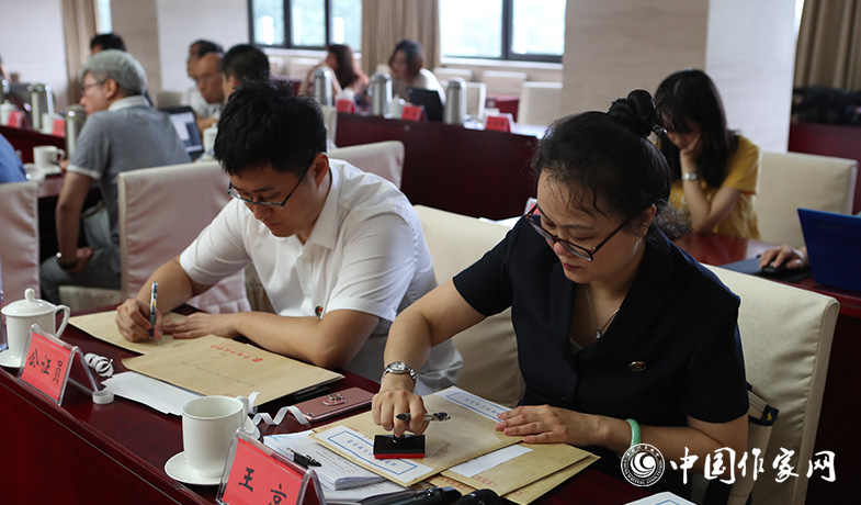 8月11日，公證處人員將終評(píng)選票情況封存