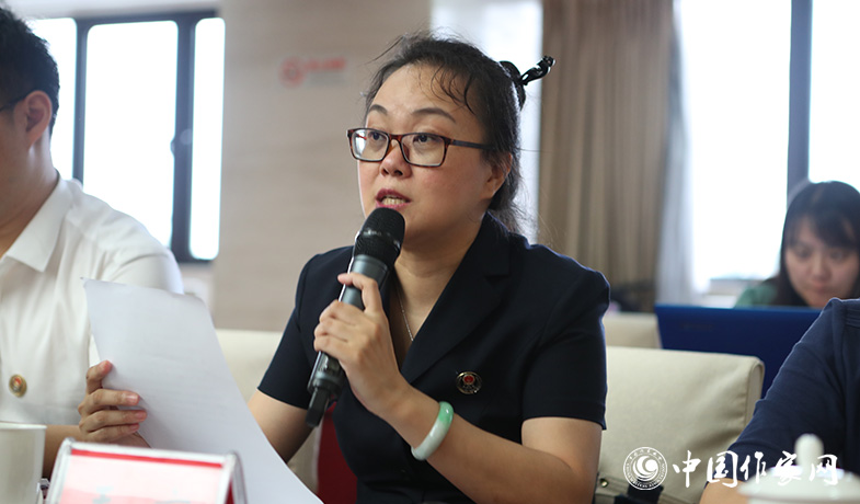 8月11日，公證處公證員在終評(píng)會(huì)上宣讀公證書