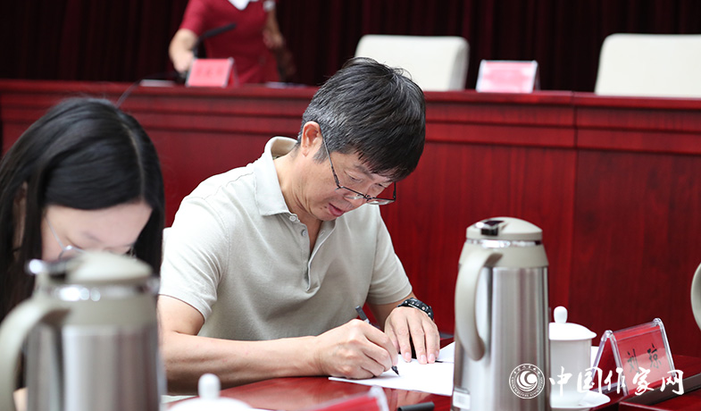 8月11日，紀(jì)監(jiān)組人員審核選票統(tǒng)計(jì)情況