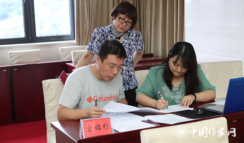 8月11日，聯(lián)絡(luò)員統(tǒng)計(jì)選票，紀(jì)監(jiān)組人員監(jiān)督工作