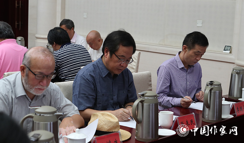 8月11日，評(píng)委們?cè)诮K評(píng)會(huì)上填寫選票