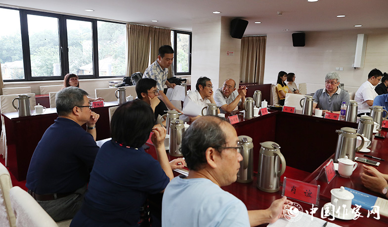 8月11日，聯(lián)絡(luò)員在向評(píng)委會(huì)收發(fā)選票