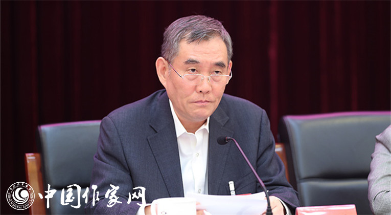 中國(guó)作協(xié)黨組書記、副主席錢小芊作報(bào)告