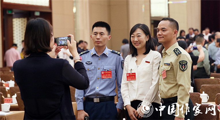 開幕式結(jié)束后，代表們合影留念
