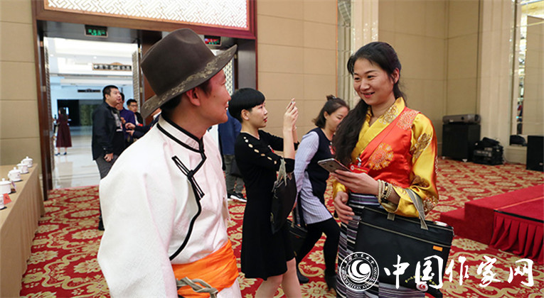開幕式結(jié)束后，代表們合影留念