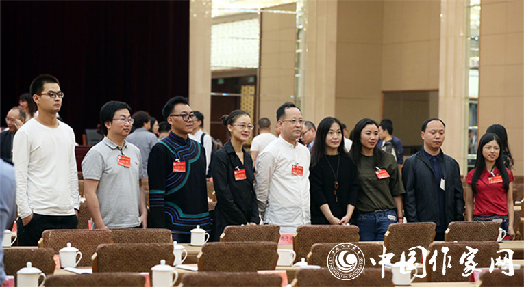 開幕式結(jié)束后，代表們合影留念
