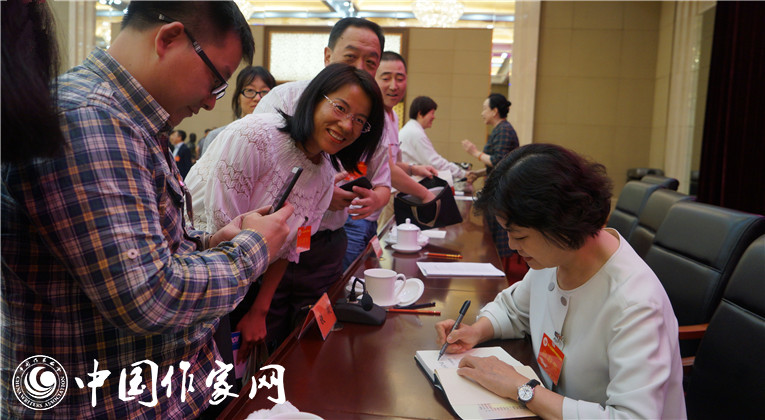 開幕式結(jié)束后，鐵凝為代表們簽名留念
