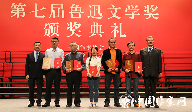 李冰、閻晶明為散文雜文獎(jiǎng)獲獎(jiǎng)作家頒獎(jiǎng)