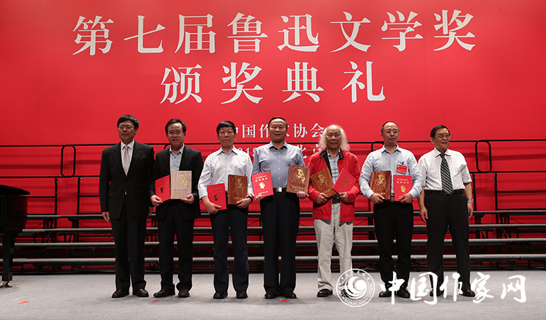 翟泰豐、湯恒為報(bào)告文學(xué)獎(jiǎng)獲獎(jiǎng)作家頒獎(jiǎng)