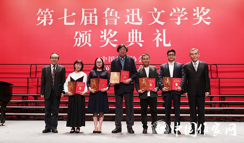 錢小芊、郭義強(qiáng)為短篇小說獎(jiǎng)獲獎(jiǎng)作家頒獎(jiǎng)