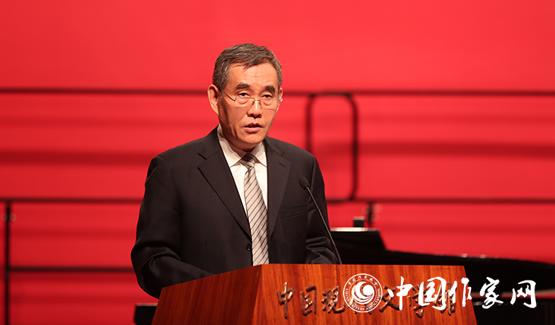 中國作協(xié)黨組書記、副主席錢小芊宣布頒獎(jiǎng)典禮開始