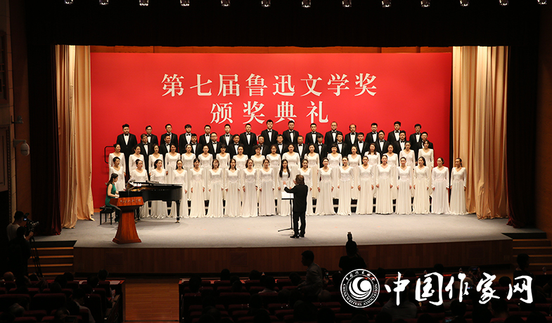 9月20日晚，第七屆魯迅文學(xué)獎(jiǎng)?lì)C獎(jiǎng)典禮在中國現(xiàn)代文學(xué)館隆重舉行