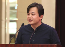 王威廉：人,時(shí)間的容器　　寫作的人在時(shí)間的蒼茫海面上需要看得更多、望得更遠(yuǎn)，才能帶給寫作真正的自由。[詳細(xì)]